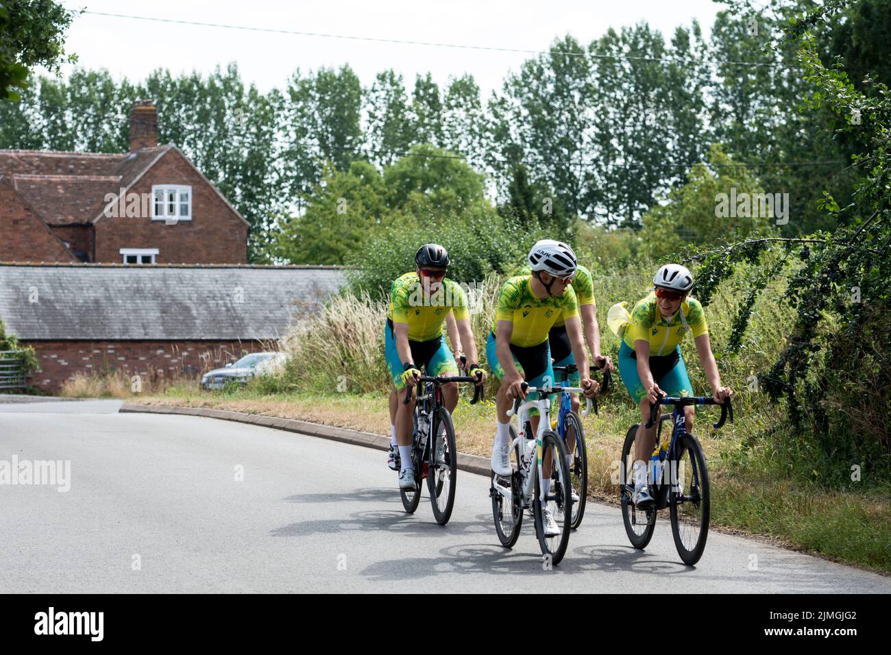 Australische Radfahrer fahren auf der Strecke`s Vorbereitung auf das Commonwealth Games Männer-Straßenrennen 2022. Budbrooke Village, Warwickshire, Großbritannien. Stockfoto